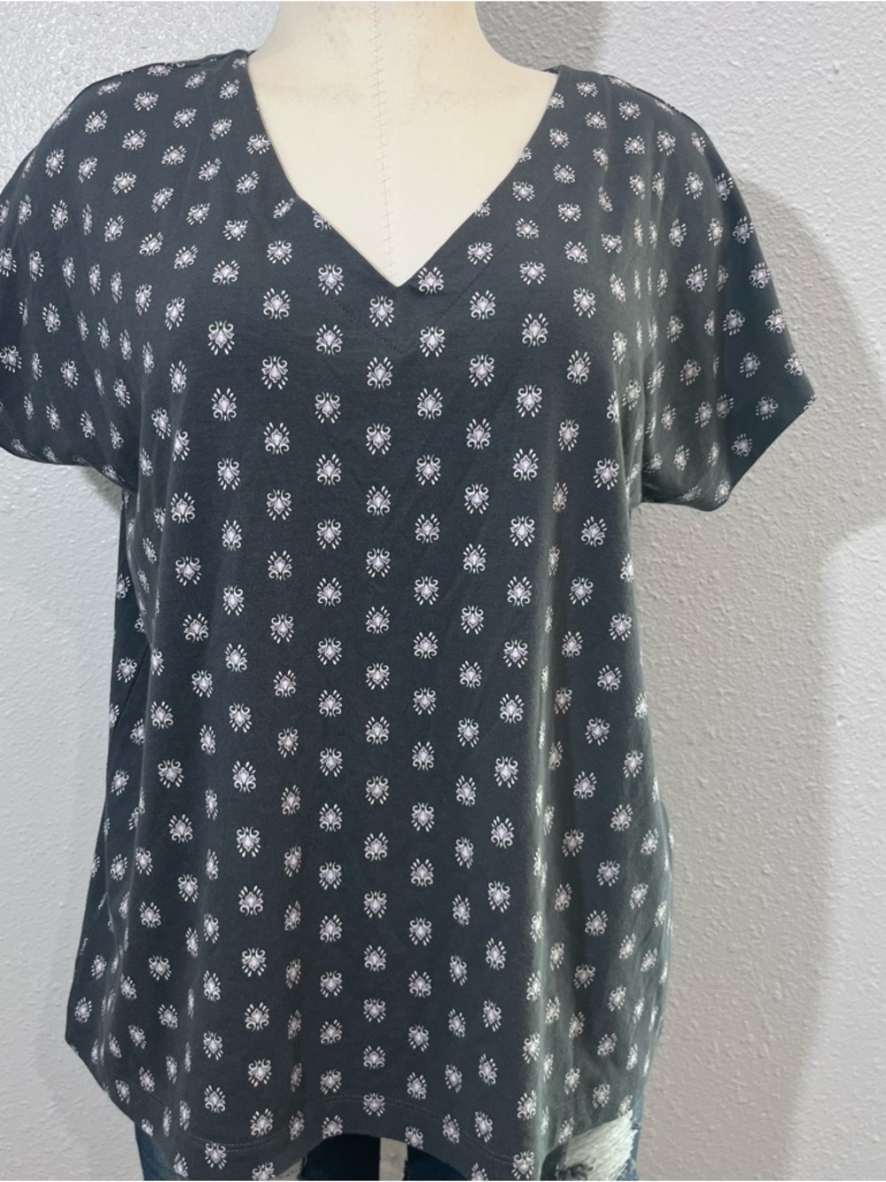 J. Jill Luxe Supima Pleat Back Tee Size Medium Grey Lavender Cream Pattern